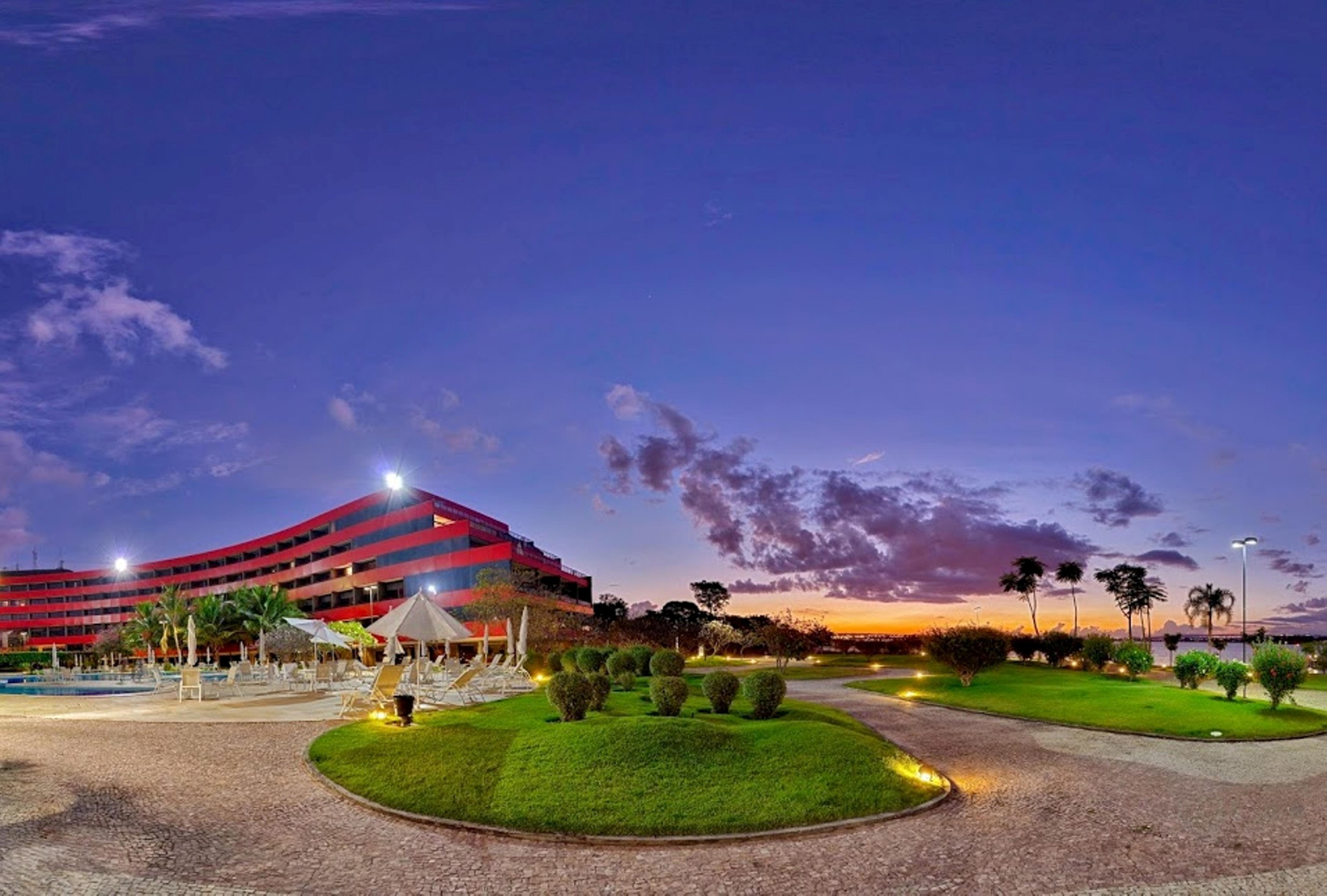 Royal Tulip Brasilia Alvorada Hotel Luaran gambar The hotel at night