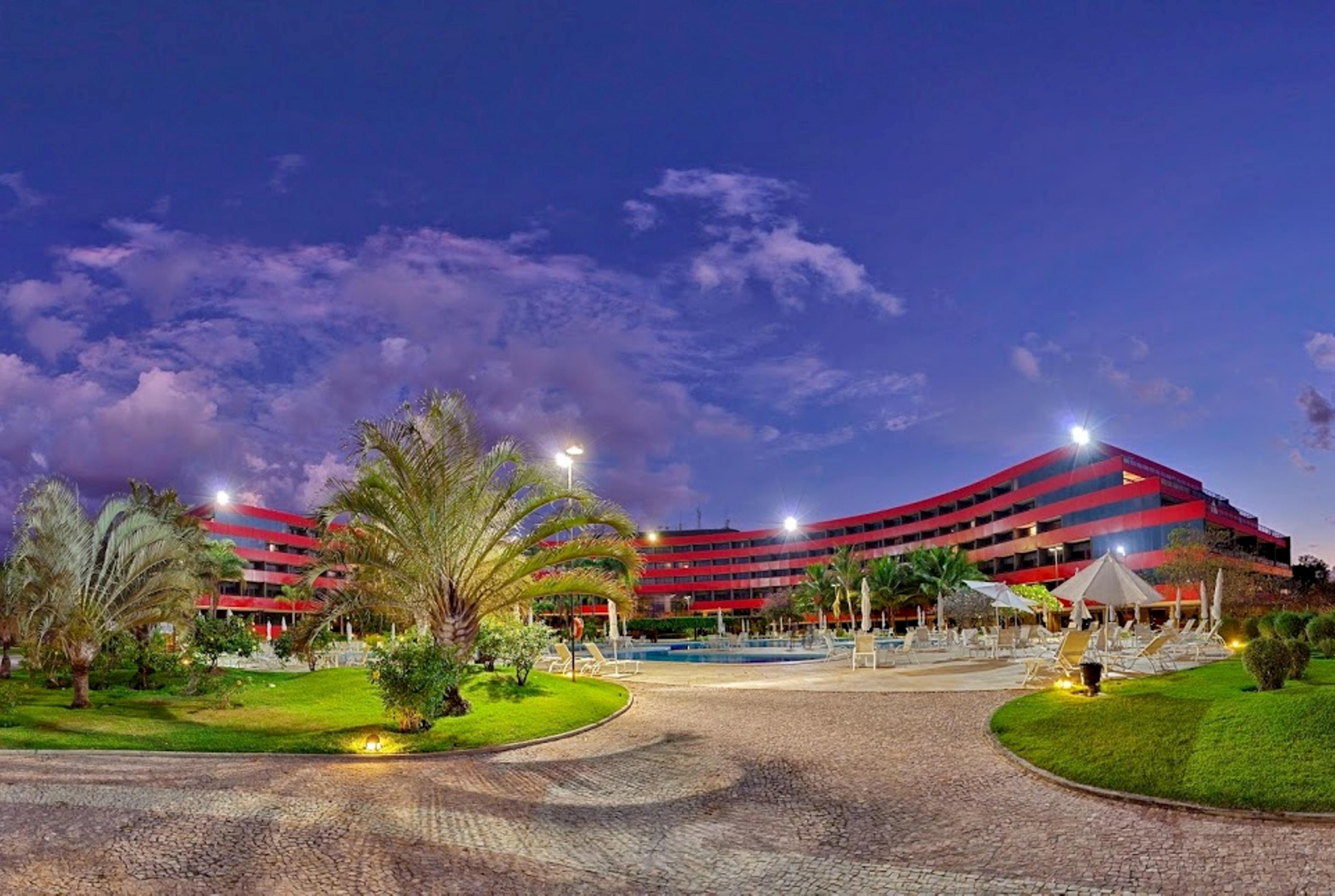 Royal Tulip Brasilia Alvorada Hotel Luaran gambar The hotel at night
