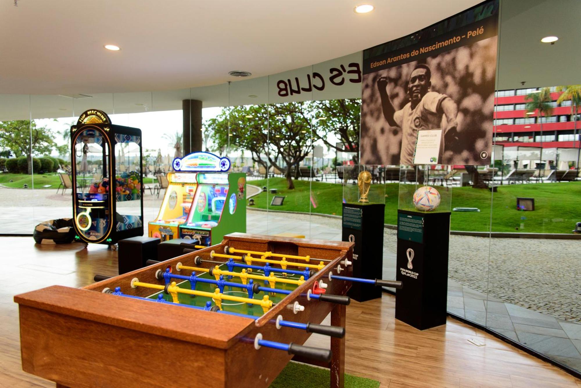 Royal Tulip Brasilia Alvorada Hotel Luaran gambar The FIFA World Cup Trophy at the Siam Center, Bangkok, Thailand