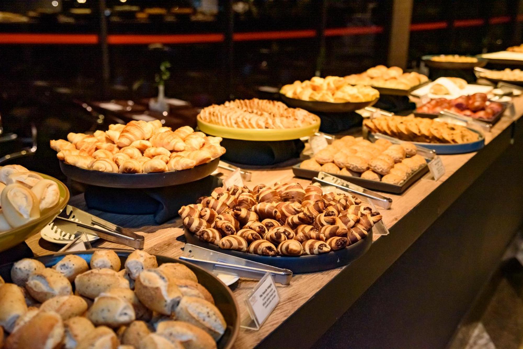 Royal Tulip Brasilia Alvorada Hotel Luaran gambar A selection of pastries at a buffet