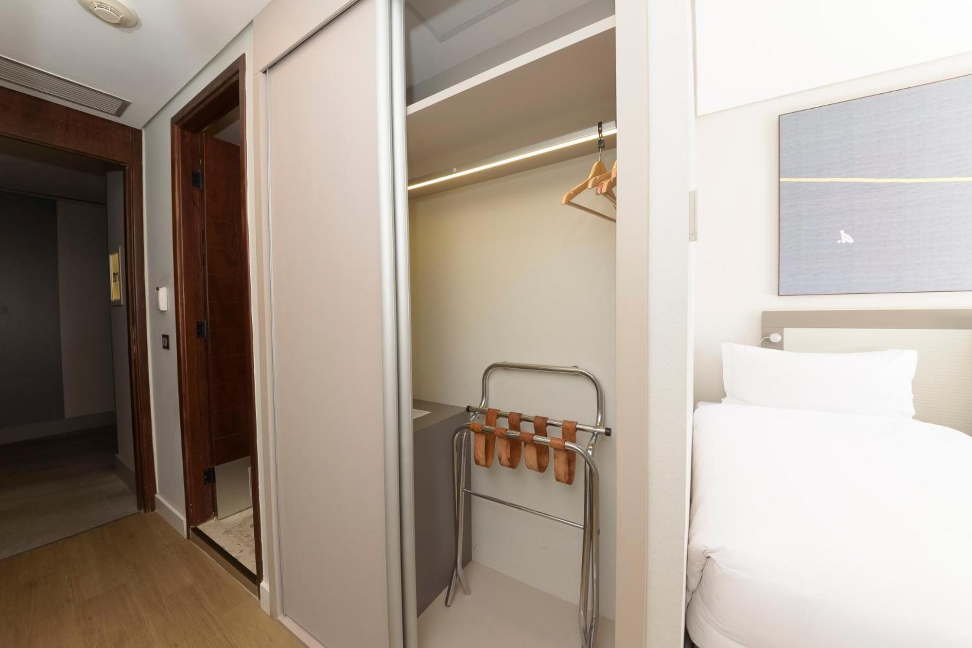 Royal Tulip Brasilia Alvorada Hotel Luaran gambar A sliding door