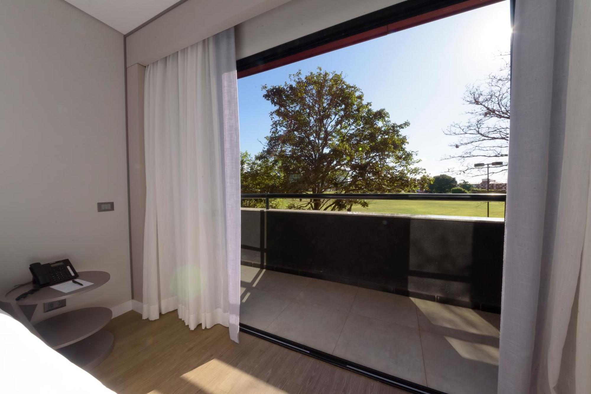 Royal Tulip Brasilia Alvorada Hotel Bilik gambar A view of the balcony of a typical apartment at the complex.