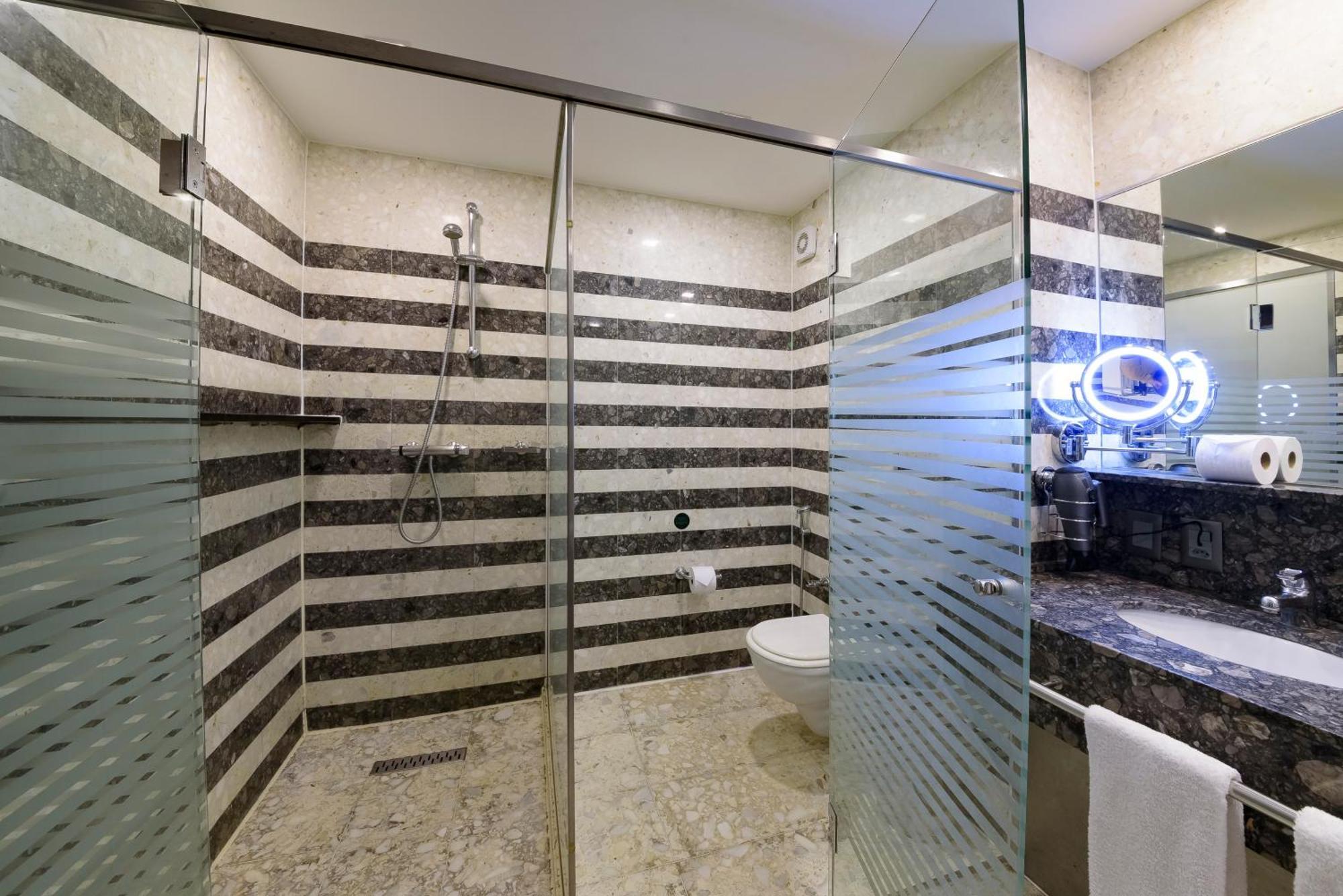 Royal Tulip Brasilia Alvorada Hotel Luaran gambar A shower enclosure